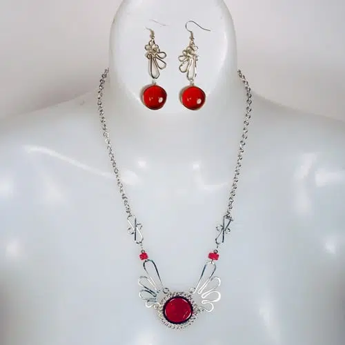 A red variant of the alpaca mariposa set.
