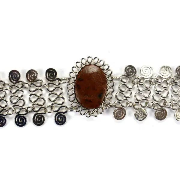 A picture of the alpaca mesh set, with a different color for the semi precious stone.