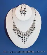 A picture of the chip stone set, this set is made from alpaca siver and stone chips, and comes with, earrings, necklace, and bracelet.