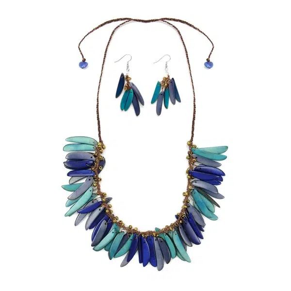 A close up of the blue feathers necklace, showing the different colors of blue that this necklaces comes with, those blues are, light blue, dark blue, and blue.