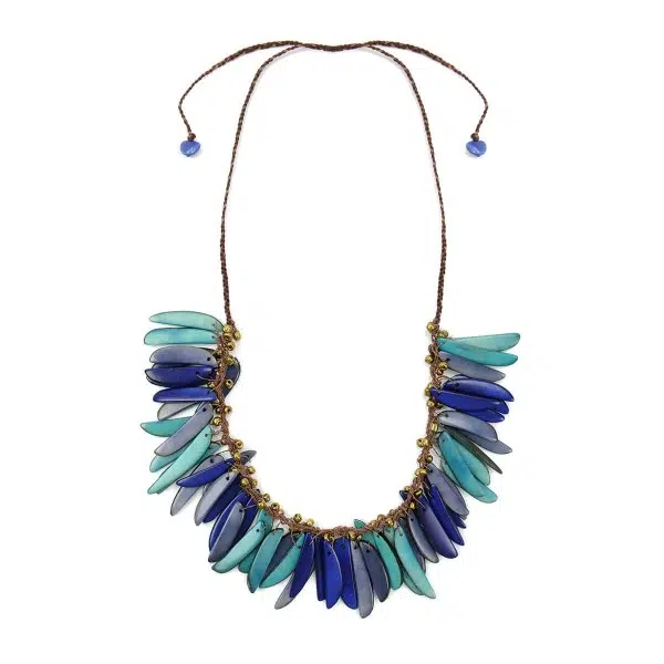 A close up of the blue feathers necklace, showing the different colors of blue that this necklaces comes with, those blues are, light blue, dark blue, and blue.
