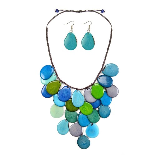 A picture of the turquoise waterfall necklace.