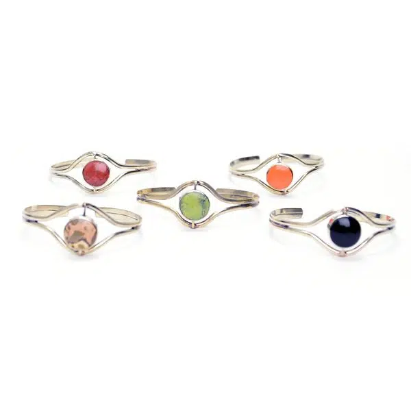 A bunch of different colored flip stone cuff, those colors are, red, light brown, green, orange, black.