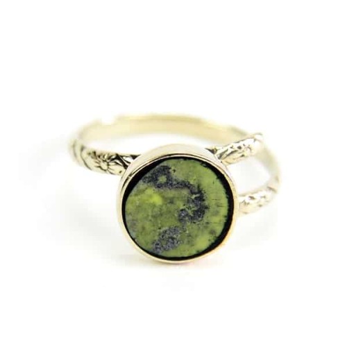 A picture of the green stone labrado ring.