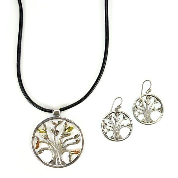 A picture of the silver vida necklace and earrings.