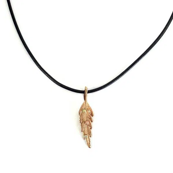 A picture of the long leaf necklace.