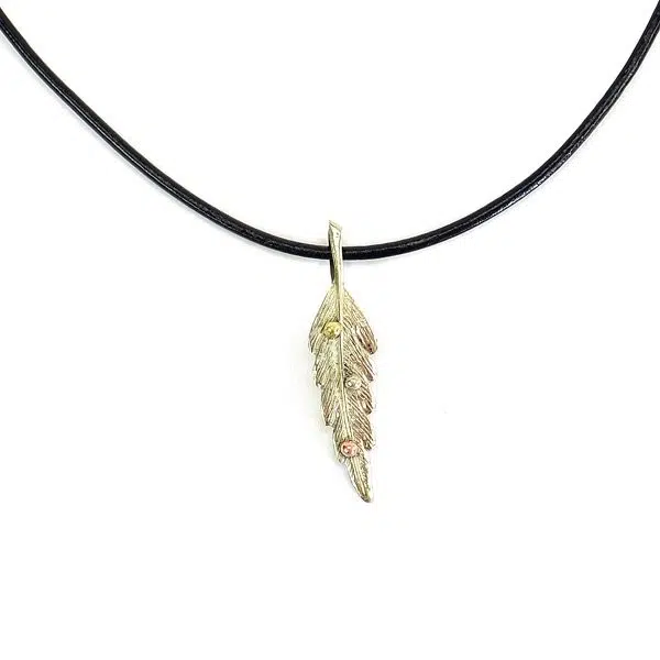 A picture of the silver long leaf necklace.