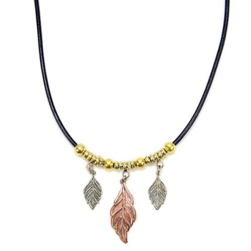 A picture of the three leaves necklace.