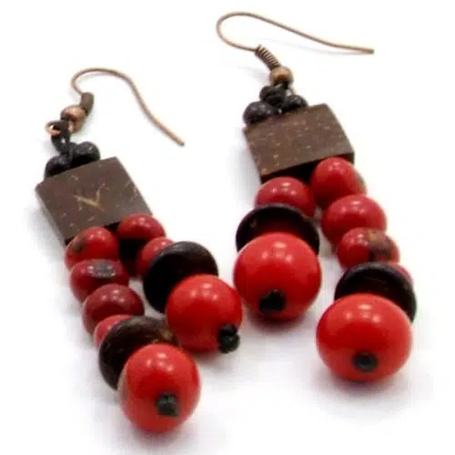 A close up picture of the acai asymmetic earrings.