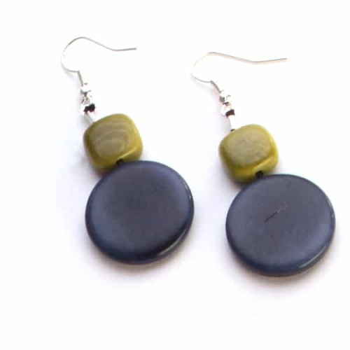 Two tagua pieces, one round and one square, comes in a verity of colors.
