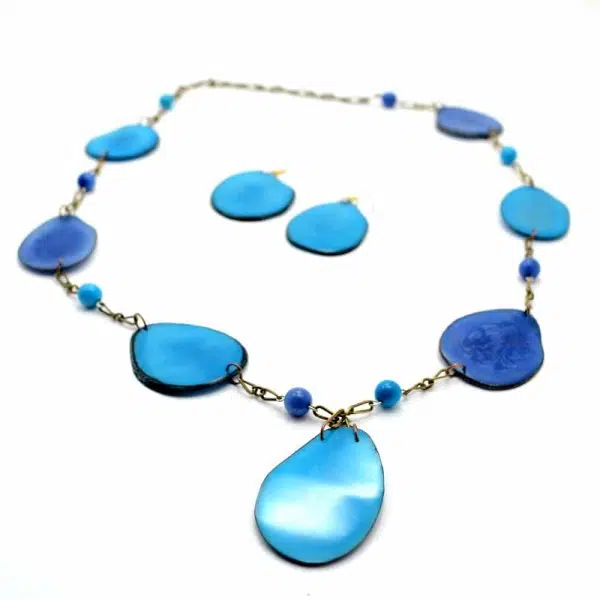 The fettered set, made with tagua slices on a bronze toned chain. The color of this necklace is turquoise and blue.