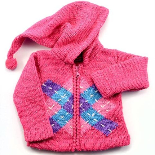 A hooded sweater with argyle pattern on the front, comes in feminine tones