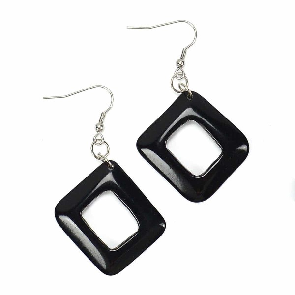 A close up picture of the black camille earrings.