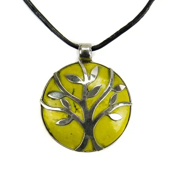 A picture of the green sylvan stone necklace.