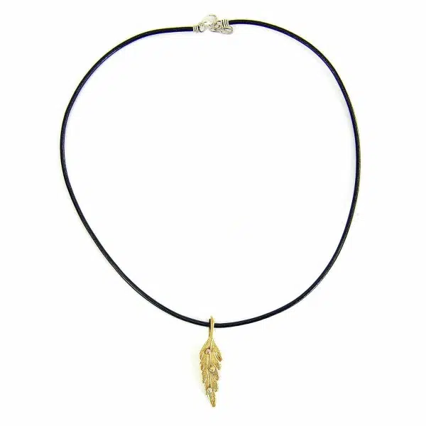 A picture of the long leaf necklace.