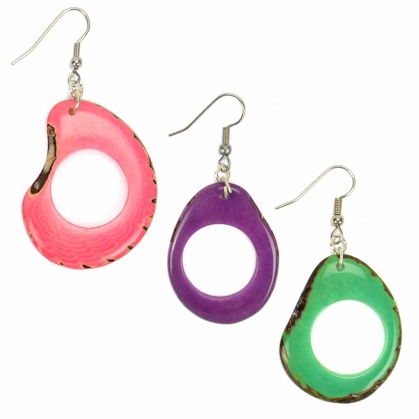 A picture of three different colors for the cadena earrings, those colors are, pink, purple, turquoise.