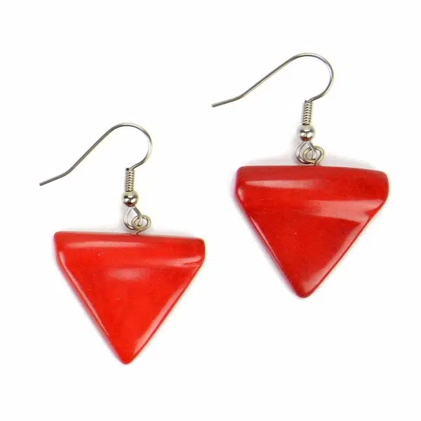 A picture of the pennant earrings, the colors of these earrings are red.