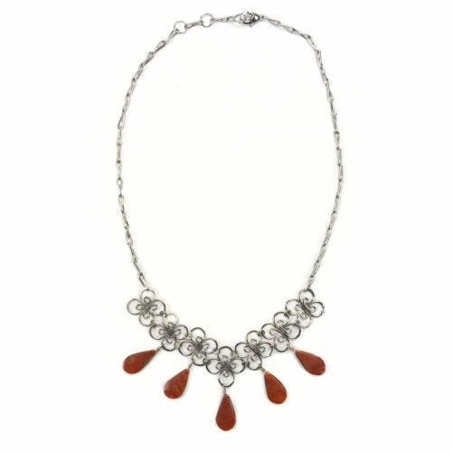 A picture of the brown teardrop necklace.