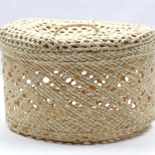 A straw basket that comes with a lid, meant for holding bread